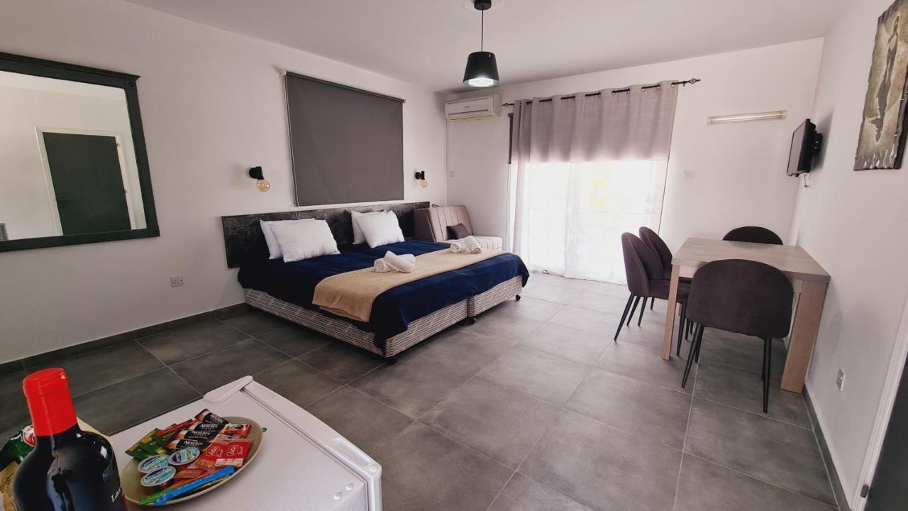 Nissi Avenue 3 *